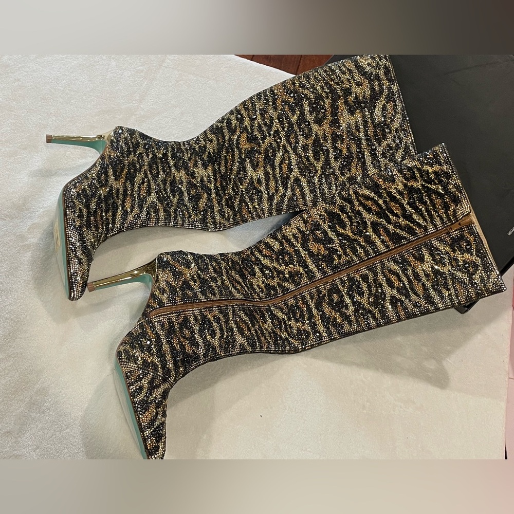 Betsey Johnson Brea Leopard Rhinestone Boots Sz 7 BNWOB - Picture 7 of 7